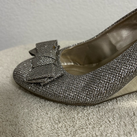 Bandolino metallic Size 7 M sparkles silver bow round toe wedge heels shoes - Picture 10 of 11